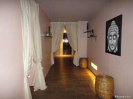 Golden Prince Hotel and Suites