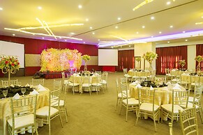 Golden Prince Hotel and Suites