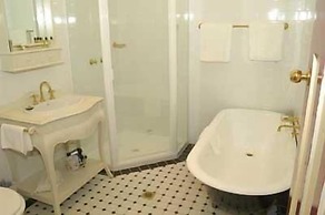 The Chalet Guesthouse and Studio