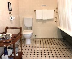 The Chalet Guesthouse and Studio