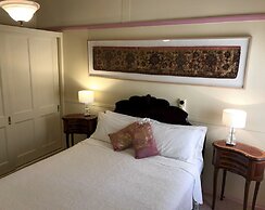 The Chalet Guesthouse and Studio