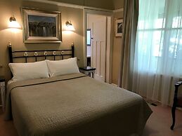 The Chalet Guesthouse and Studio