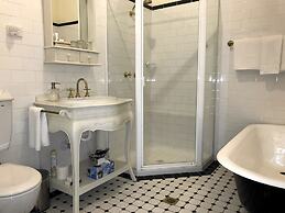 The Chalet Guesthouse and Studio