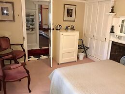 The Chalet Guesthouse and Studio