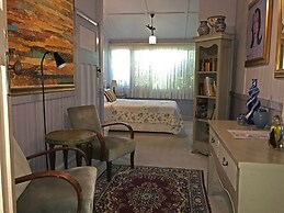 The Chalet Guesthouse and Studio