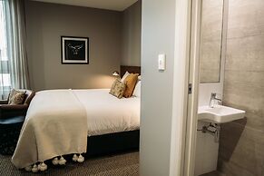 King and Queen Hotel Suites