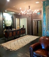 King and Queen Hotel Suites