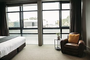 King and Queen Hotel Suites