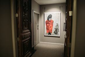 King and Queen Hotel Suites