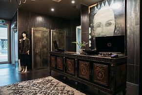 King and Queen Hotel Suites