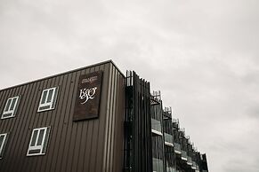 King and Queen Hotel Suites