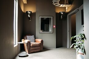 King and Queen Hotel Suites