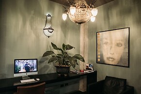 King and Queen Hotel Suites