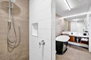 King and Queen Hotel Suites