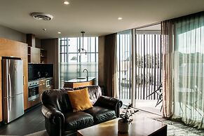 King and Queen Hotel Suites