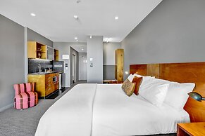 King and Queen Hotel Suites