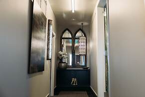 King and Queen Hotel Suites