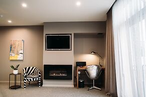 King and Queen Hotel Suites