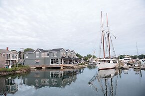 The Boathouse Waterfront Hotel & Marina
