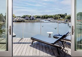 The Boathouse Waterfront Hotel & Marina