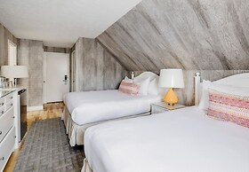 The Boathouse Waterfront Hotel & Marina