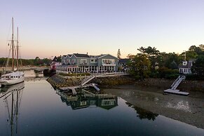 The Boathouse Waterfront Hotel & Marina
