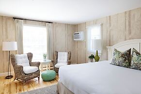 The Boathouse Waterfront Hotel & Marina