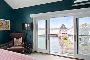 The Boathouse Waterfront Hotel & Marina