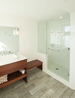 The Boathouse Waterfront Hotel & Marina