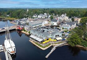 The Boathouse Waterfront Hotel & Marina