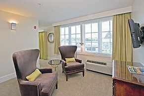 The Boathouse Waterfront Hotel & Marina