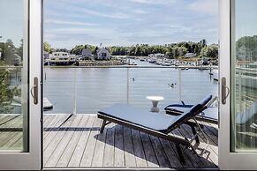 The Boathouse Waterfront Hotel & Marina