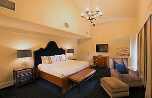 The Boathouse Waterfront Hotel & Marina