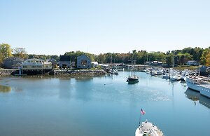 The Boathouse Waterfront Hotel & Marina