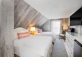 The Boathouse Waterfront Hotel & Marina