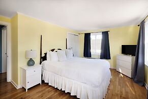 The Boathouse Waterfront Hotel & Marina