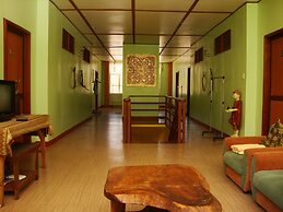 Lolo Oyong Pension House