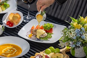 Golden Lotus Luxury Hotel