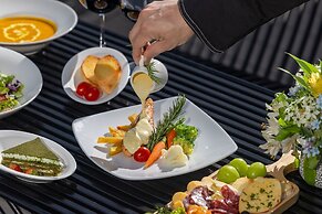 Golden Lotus Luxury Hotel