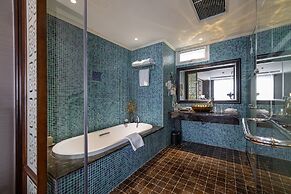 Golden Lotus Luxury Hotel