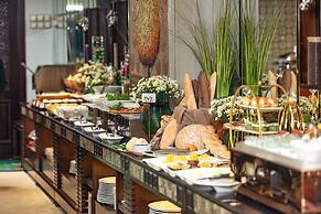 Golden Lotus Luxury Hotel