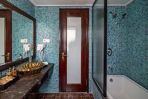 Golden Lotus Luxury Hotel