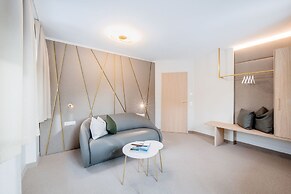 Crystls Aparthotel