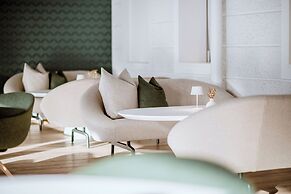 Crystls Aparthotel
