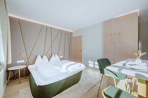 Crystls Aparthotel