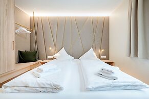 Crystls Aparthotel
