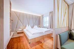 Crystls Aparthotel