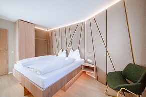 Crystls Aparthotel