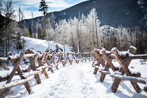 Western Riviera Lakeside Lodging