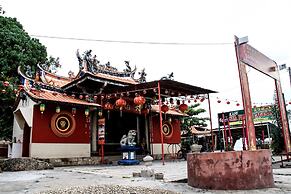 8 Boutique By The Sea